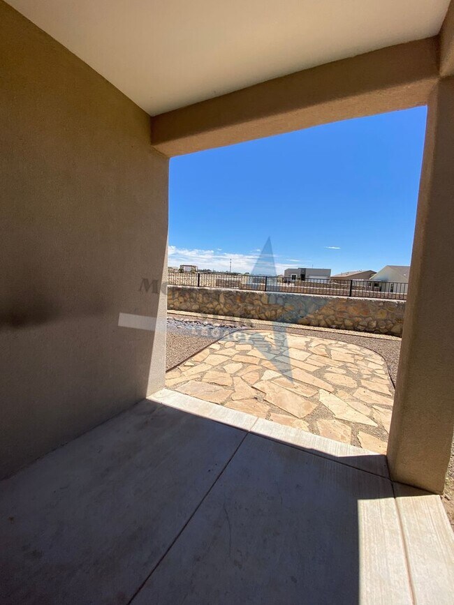 Building Photo - Stunning 4 bedroom, 2.5 bath house - 3 car...
