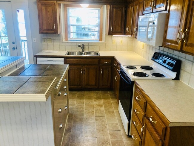 Building Photo - {1601} Spacious Duplex + Two Car Garage + Finished Basement + Fort Osage School District