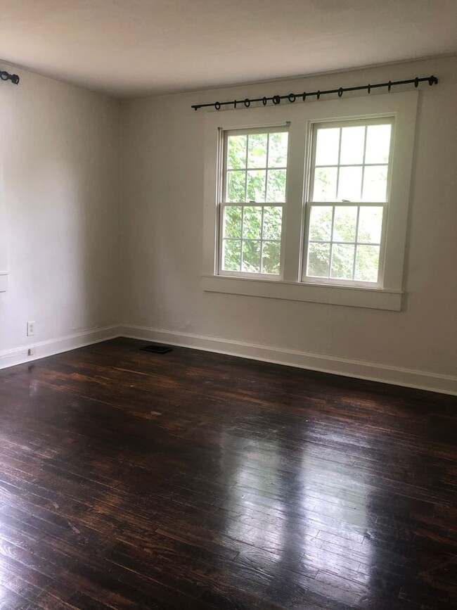 Building Photo - Cozy Cottage in Wedgewood Houston, Walkabl...