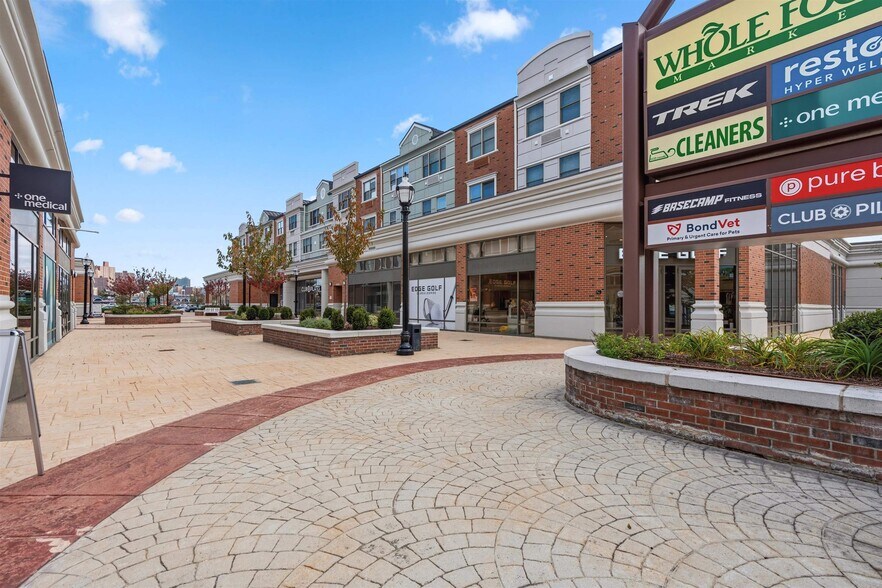 Building Photo - 905 River Rd