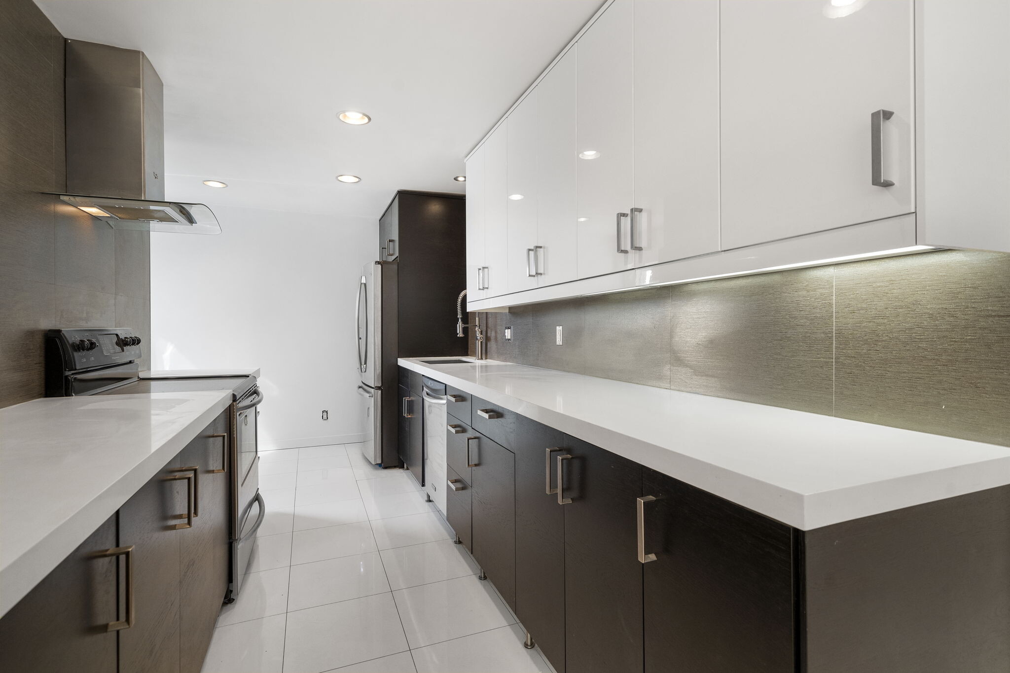 Building Photo - 8550 Holloway Dr