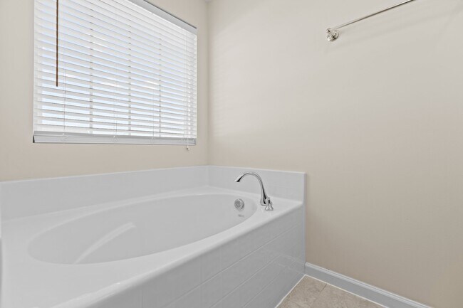 Building Photo - 624 Hiddenbrook Dr