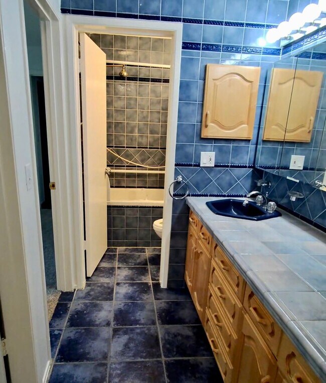 Building Photo - Watergate Garden Condo | 2 Bed, 2 Bath wit...