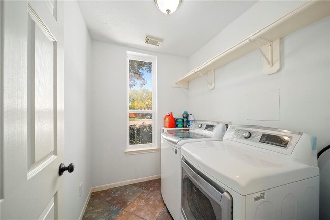 Building Photo - 2111 Scenic Hollow Ct