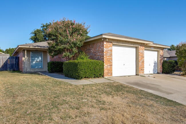 Primary Photo - Hulen Park Humble Abode Duplex!