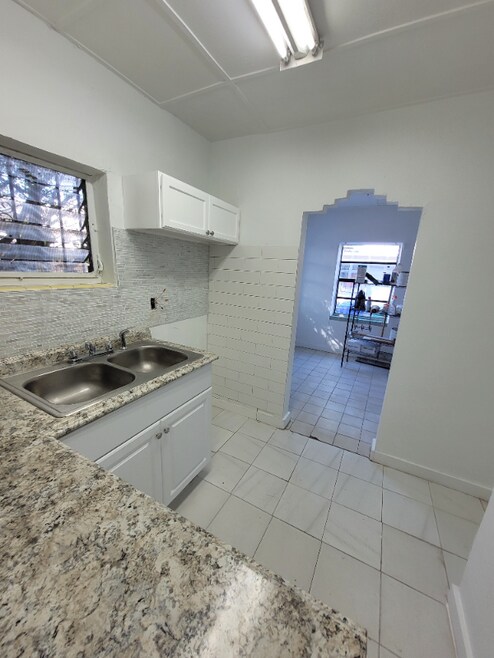 Building Photo - 1068 NW 31st St