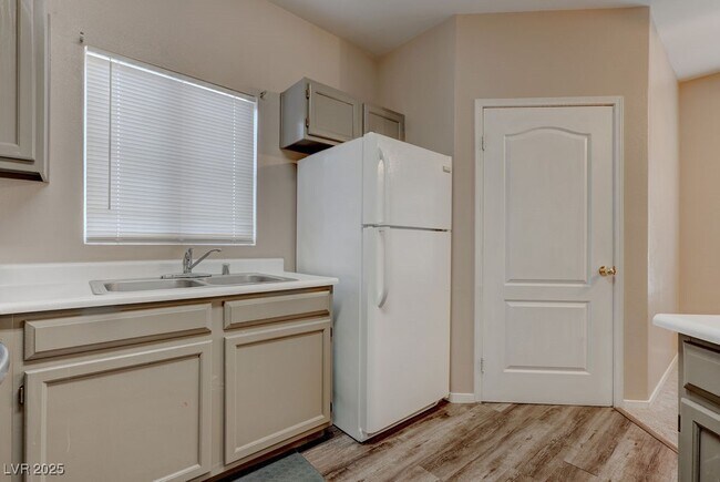 Building Photo - 5525 W Flamingo Rd
