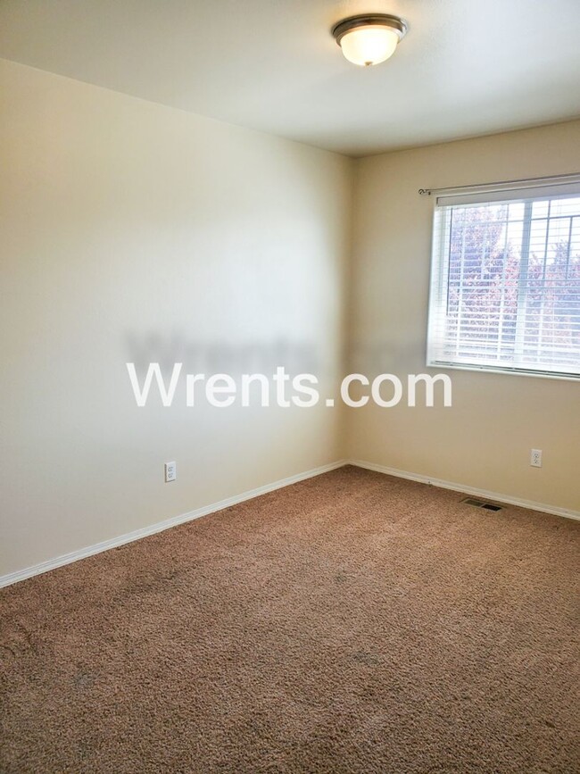 Building Photo - Beautiful 2 Story Home!