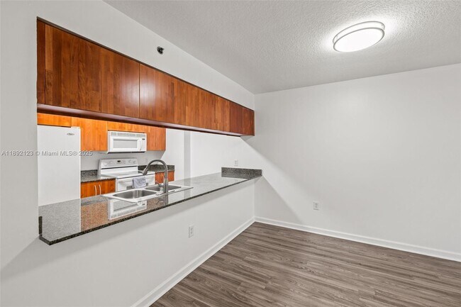 Building Photo - 1200 Brickell Bay Dr