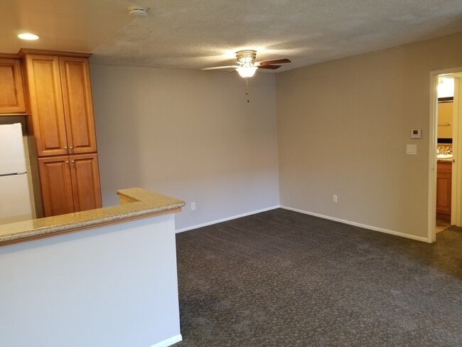 Building Photo - 2521 W Sunflower Ave