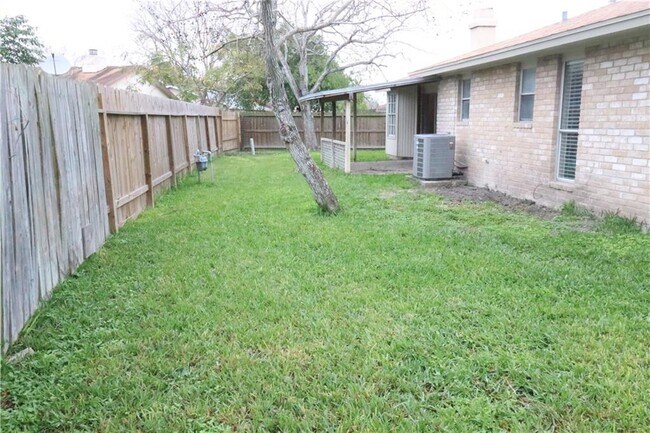 Building Photo - 5813 Crest Willow Dr