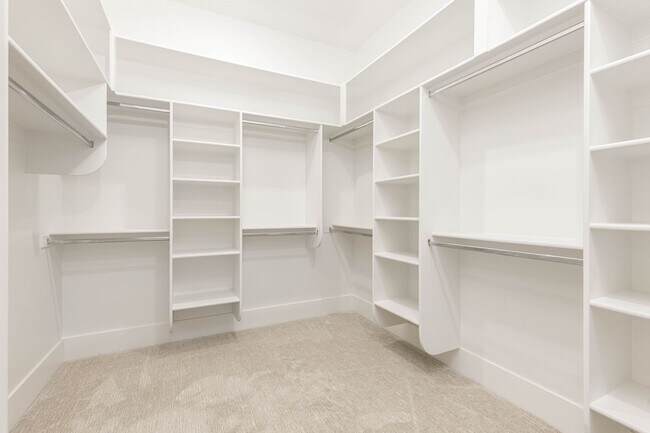 Building Photo - 6 bedroom with RV Garage and Hot Tub