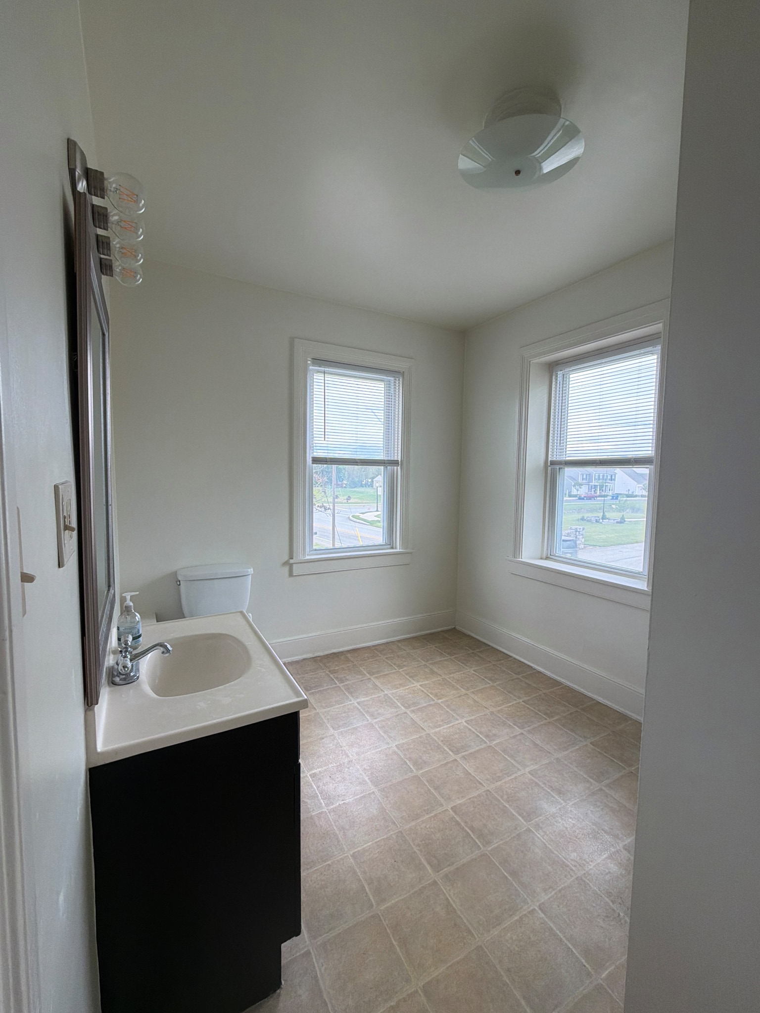 2nd Floor Full Bath - 1334 S York St