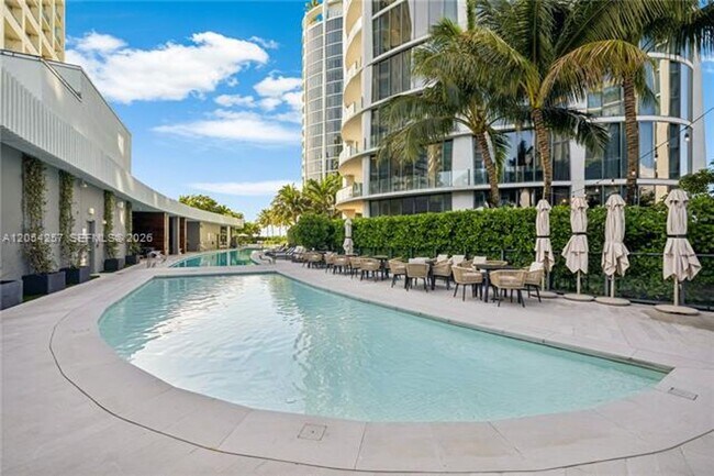 Building Photo - 2831 S Bayshore Dr