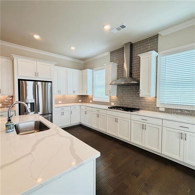 Building Photo - 657 SUMMIT HILL Way