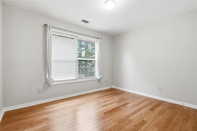 Building Photo - 6199 Thorncrest Dr