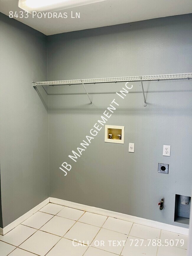 Building Photo - 8433 Poydras Ln