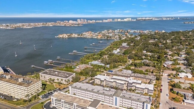 Building Photo - 100 Bluff View Dr