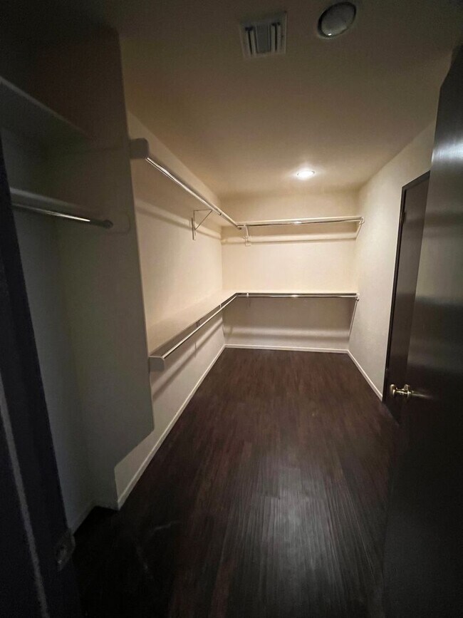 Building Photo - 4 bedroom and 4 bathroom house in LA Canada, California