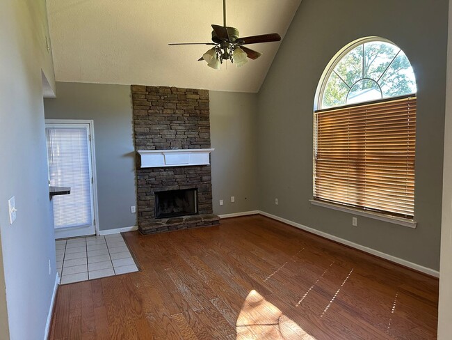 Building Photo - 1311 Circle Dr