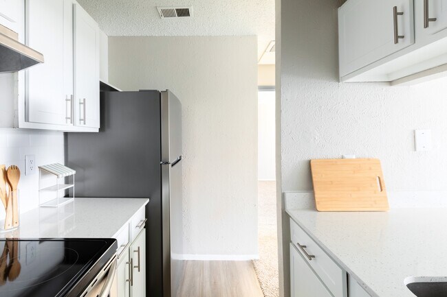 Building Photo - Leander