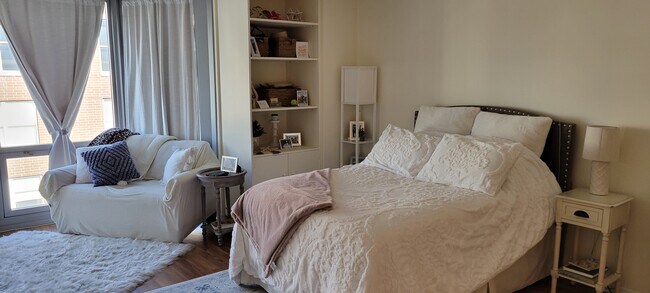 Building Photo - 21 W Goethe St