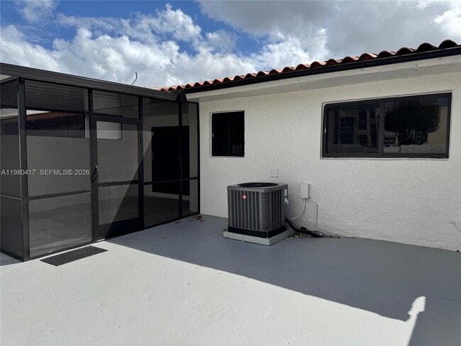 Building Photo - 9425 SW 4th Ln