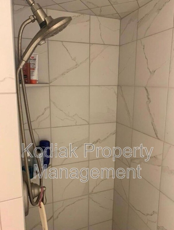 Building Photo - 1044 E 400 S