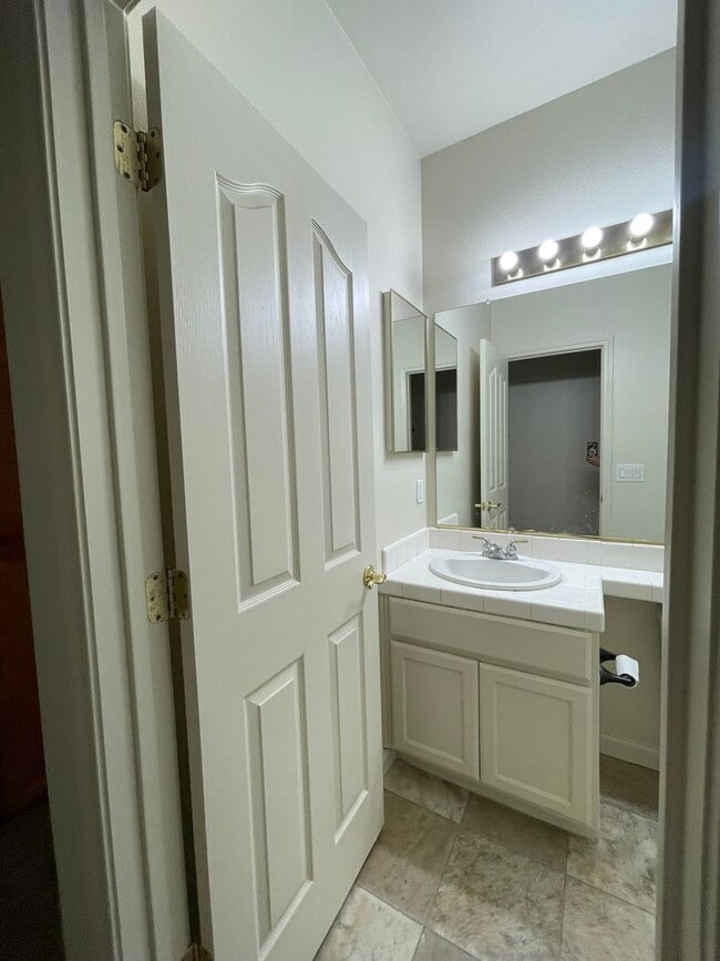 Building Photo - Spacious and Airy Rocklin Home! New Flooring!