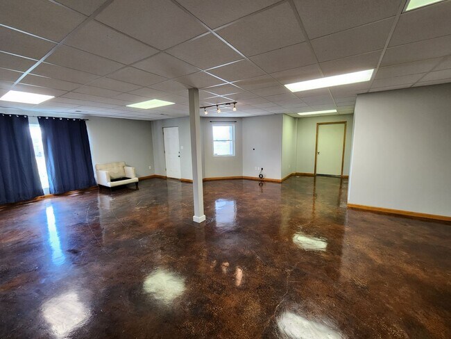 Building Photo - New price! Enjoy country living and seclus...