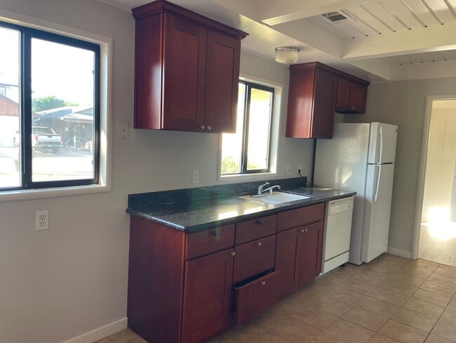 Building Photo - Great house of 4 rooms and 2 bath