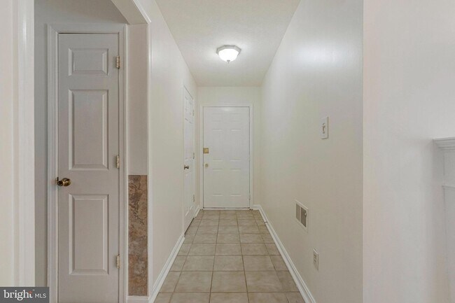 Building Photo - 10070 Oakton Terrace Rd