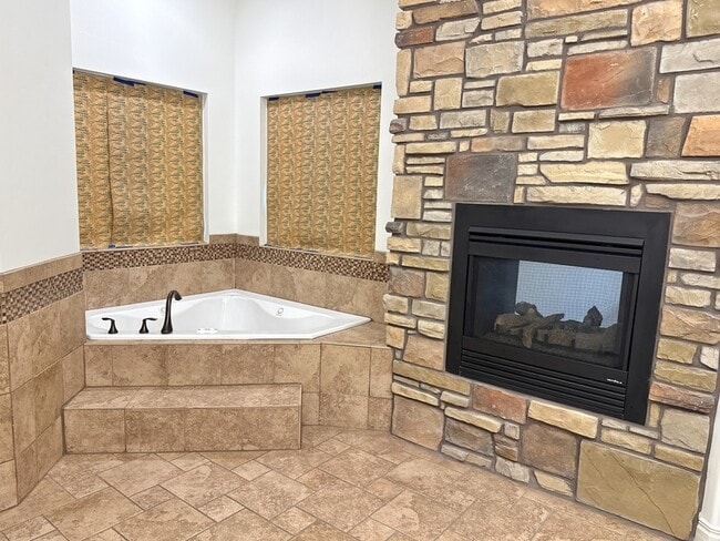 Building Photo - 14328 S Log Home Ln