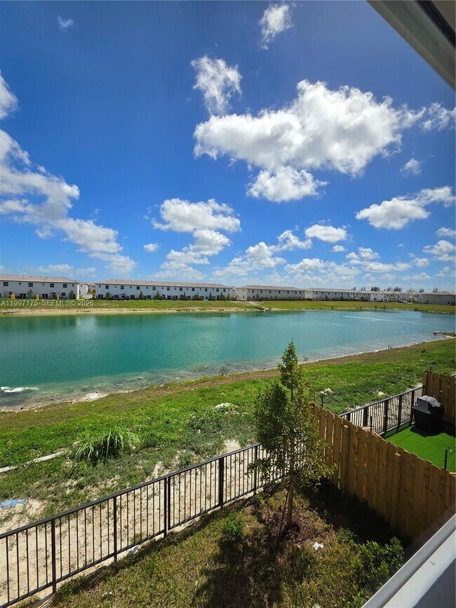 Building Photo - 2739 SE 25th Ave