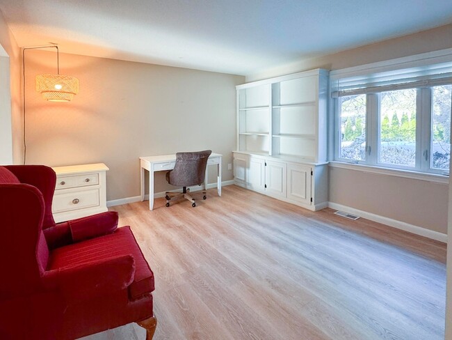 Building Photo - 225 SW Meadows