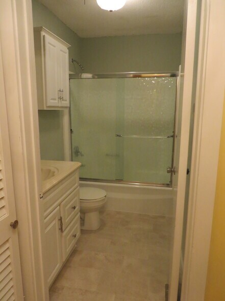 Building Photo - 16 Greenbriar Dr