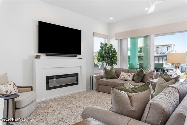 Building Photo - 114 12th Ave S