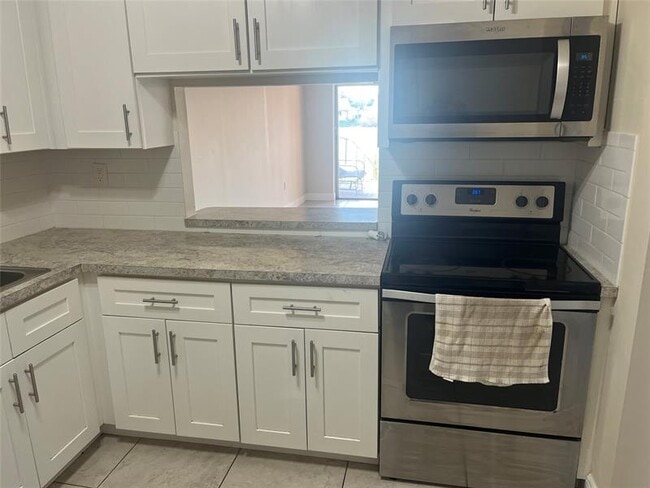 Building Photo - 5507 SW 24th Ave