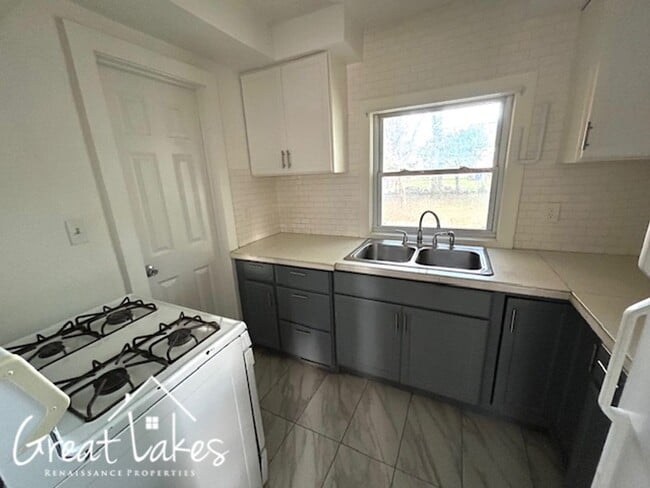 Building Photo - Cozy 2 Bedroom 1 Bathroom now available fo...