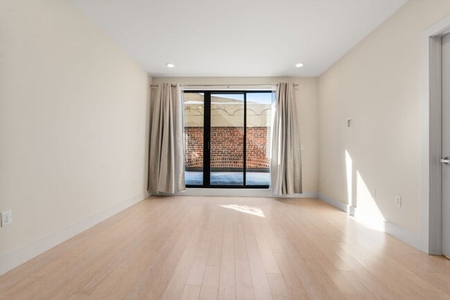 Building Photo - 121 Portland St