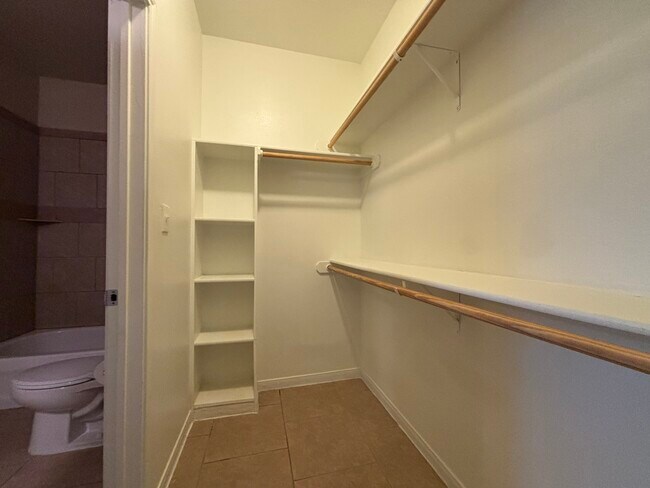 Building Photo - 4510 Cambridge Dr