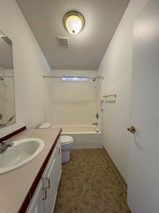 Building Photo - 3 bed 2 bath w/ AC - Water/Sewer included ...