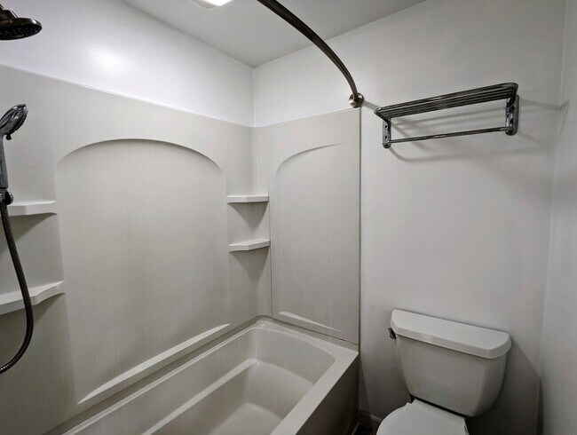 Building Photo - Center Hall Colonial for rent in Hudson!