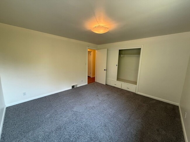 Building Photo - 2 Bedroom 2 Bathroom + Den Magnolia House!