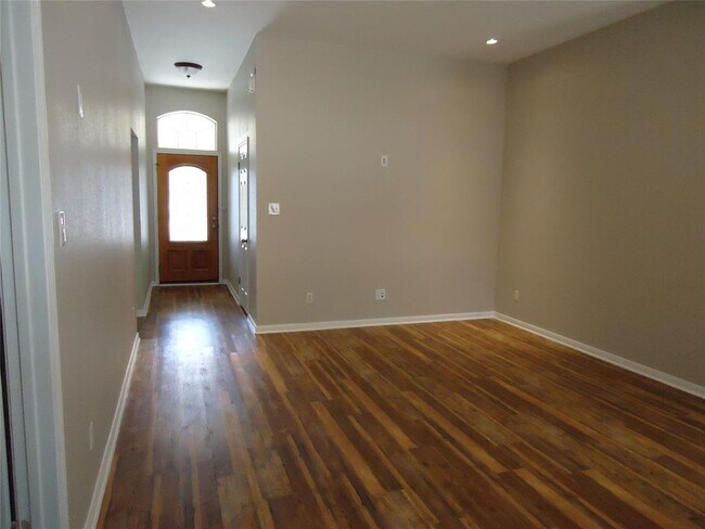 Building Photo - 1404 Peachtree Valley Dr