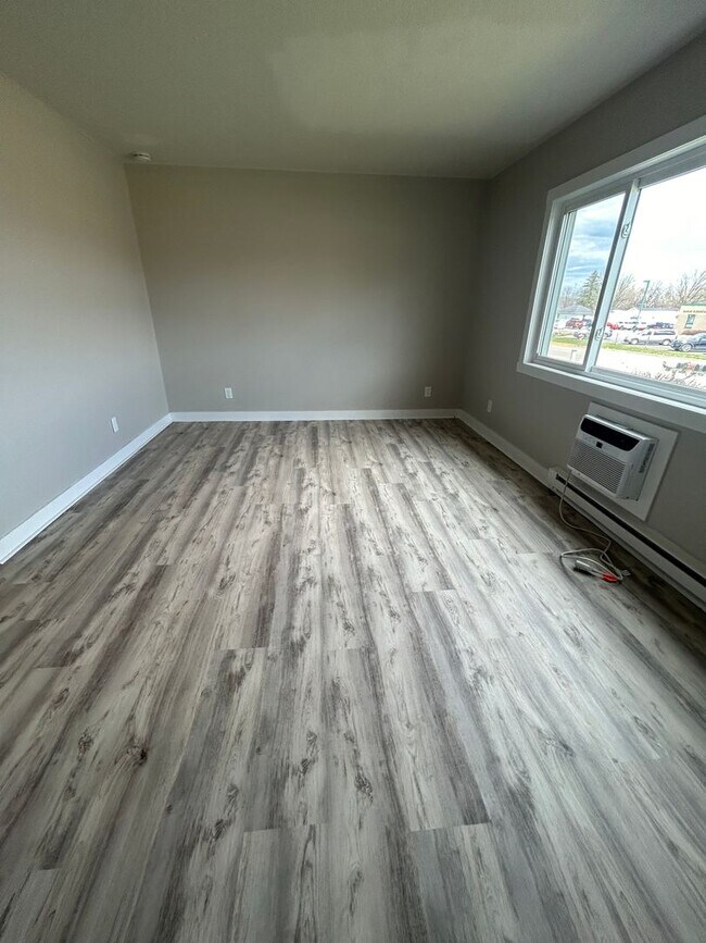 Building Photo - Recently Renovated 2 Bedroom Apartment