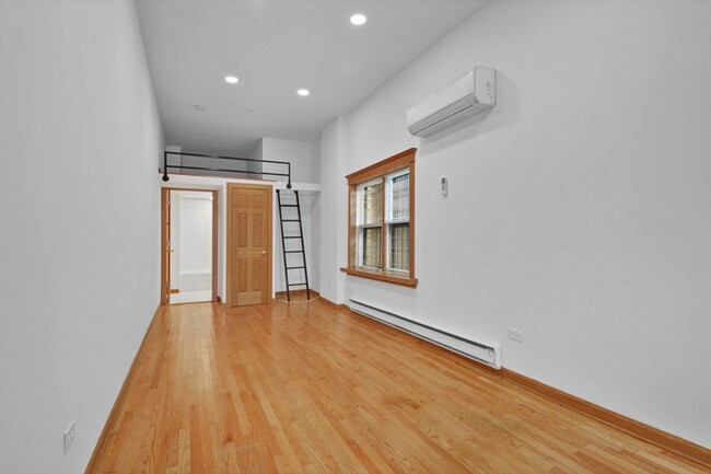 Building Photo - 611 W Briar Pl