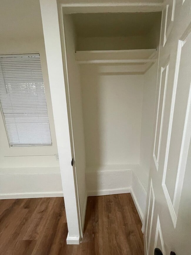 Building Photo - Huge 3 story Victorian