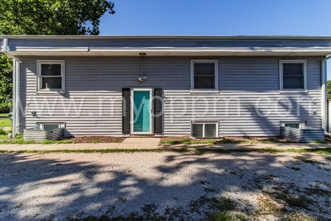 Building Photo - Gorgeous 3 Bedroom / 1 Bathroom Duplex | Gretna