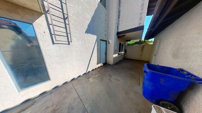 Building Photo - Charming 3 bedroom 2.5 bath Townhome in Co...